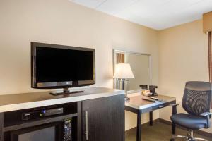 TV a/nebo společenská místnost v ubytování Quality Inn Ledgewood - Dover