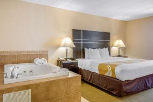 Postel nebo postele na pokoji v ubytování Quality Inn Ledgewood - Dover