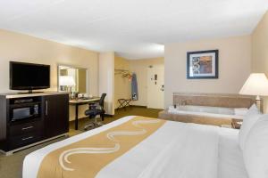 TV a/nebo společenská místnost v ubytování Quality Inn Ledgewood - Dover