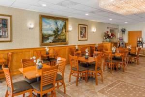 A restaurant or other place to eat at Quality Inn Ledgewood - Dover