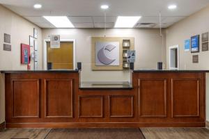uma sala de espera num consultório dentário com um balcão em Comfort Inn & Suites Atoka-Millington em Atoka