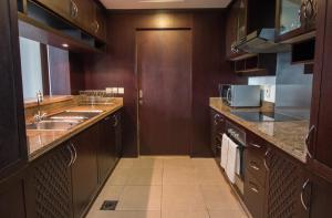 Kuchyň nebo kuchyňský kout v ubytování 5 mins to Burj Khalifa! Residence 26