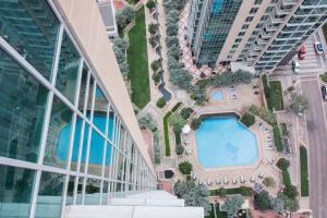 Výhled na bazén z ubytování 5 mins to Burj Khalifa! Residence 26 nebo okolí