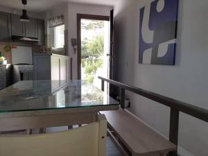 Aghia Marina的住宿－Breezy summer maisonette with exciting view!，一间厨房,在房间内配有玻璃台面