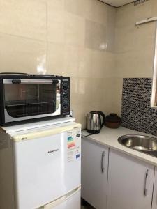 una cucina con forno a microonde e frigorifero di Stonebass Lodge a Newlands