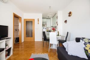 ザグレブにあるApartman Retroのソファとテーブルのあるリビングルーム