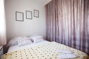 ザグレブにあるApartman Retroのベッドルーム1室(ベッド1台、枕2つ付)