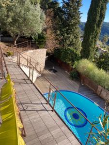 a swimming pool in a backyard with a slide at Villa les écureuils in Fréjus