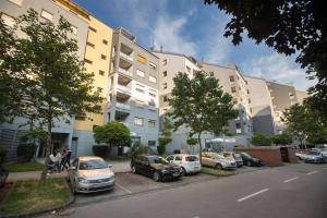 ザグレブにあるApartman Retroの建物前に停車する車列