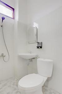 Ett badrum på RedDoorz At Pelangi Guest House