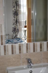 a bathroom with a sink and a mirror at Noclegi nad lasem in Gliczarów
