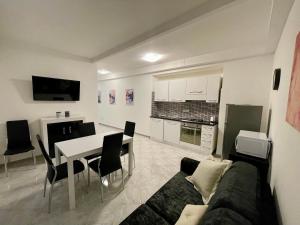 salon z kanapą i stołem w obiekcie La casa di Silvy w Genui