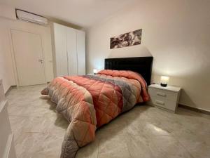sypialnia z dużym łóżkiem i stolikiem nocnym w obiekcie La casa di Silvy w Genui