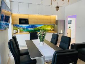 Televízia a/alebo spoločenská miestnosť v ubytovaní Apartament Rodzinny Centrum Zakopane