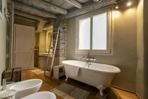 Koupelna v ubytování Ca Sbrisiga in Moltrasio by Halldis + 23 fotografií