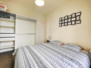 1 dormitorio con cama y armario en T2 neuf Le SCANDINAVE en Riom