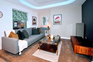 Et sittehjørne på Antrobus Deluxe Apartments by YourStays