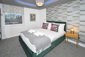 Antrobus Deluxe Apartments by YourStays tesisinde bir odada yatak veya yataklar