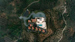 an overhead view of a house in the middle of a field at Melies Hotel in Kokkinórrakhi