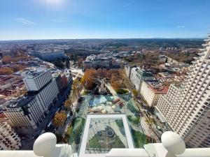 マドリードにあるRiu Plaza Españaの高層ビルが立ち並ぶ都市の航空写真