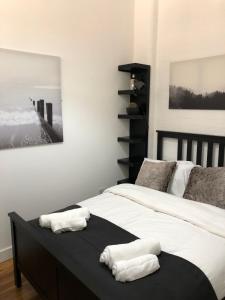 1 dormitorio con 2 toallas blancas en la cama en The Blakeney en Leicester