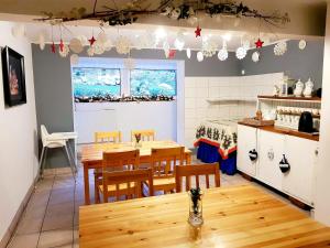 a kitchen and dining room with a table and chairs at Willa Góralka in Karpacz