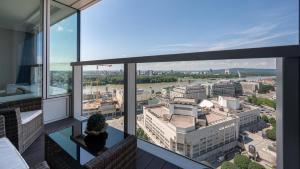 Balkón alebo terasa v ubytovaní Panorama - Sunset and castle view, 22nd floor, garage, AC