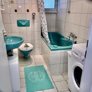 Ένα μπάνιο στο Holiday Home Cologne with Balkon - near KölnMesse - temporary living- +14 φωτογραφίες