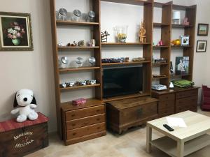 a living room with a tv and a table at Lacasadeyolandayedu in Medina del Campo