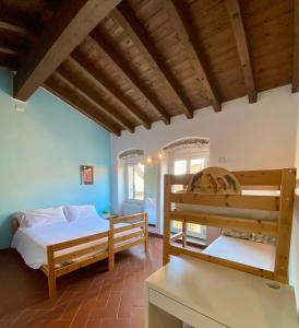 1 dormitorio con 2 literas y paredes azules en Il Giardino Segreto Sulzano, en Sulzano