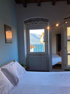 1 dormitorio con cama y ventana en Il Giardino Segreto Sulzano en Sulzano