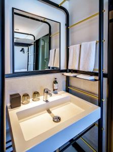 W łazience znajduje się umywalka i lustro. w obiekcie FORM Hotel Dubai, a Member of Design Hotels w Dubaju