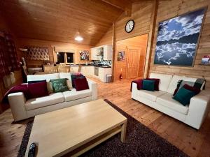 Tufty Lodge, Lake Pochard lodge 9 tesisinde bir oturma alanı