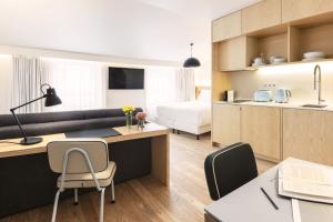 een woonkamer met een keuken en een slaapkamer bij Casa da Galeria - Azores Art of Hosting in Ponta Delgada