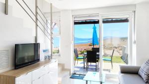 TV a/nebo společenská místnost v ubytování Atrium Blue Holiday House
