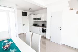 Kuchyň nebo kuchyňský kout v ubytování Atrium Blue Holiday House