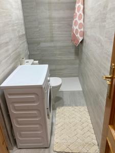 małą łazienkę z toaletą i umywalką w obiekcie epsylon 2 w Almuñécar +28 zdjęć