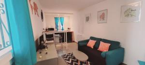 a living room with a couch and a table at Cosy Corner in LʼIsle-sur-la-Sorgue