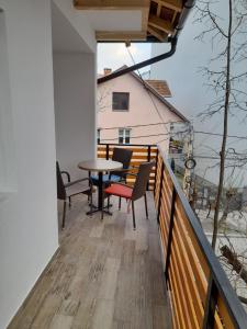 En balkong eller terrasse på V & V Studio Apartments