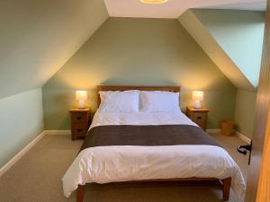 唐恩的住宿－Smithy House，一间卧室配有一张带2个床头柜的大床
