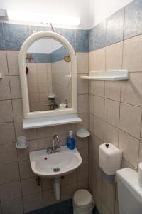 Ilias Studios sevasti tesisinde bir banyo