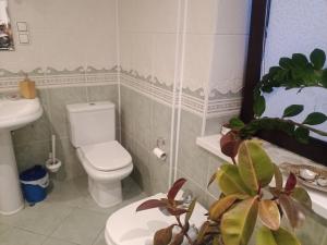 Un baño de Pokój w domu z dużym ogrodem