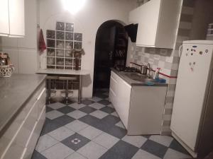 Kuchyňa alebo kuchynka v ubytovaní Pokój w domu z dużym ogrodem