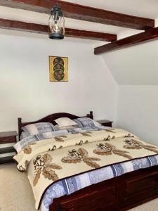 A bed or beds in a room at Cabana Runcul Cailor