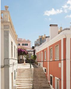 uma rua com escadas numa cidade com edifícios em Casa Amora STUDIOS em Lisboa