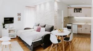 Un dormitorio con una cama y una mesa y sillas. en TRI BORA DIVČIGORA, en Divčibare