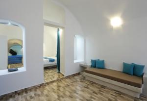 Posezení v ubytování Church and Cave - Santorini Private Residences