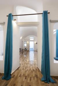 Fotografie z fotogalerie ubytování Church and Cave - Santorini Private Residences v destinaci Mesariá