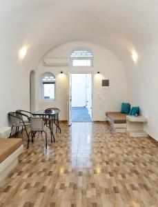 Posezení v ubytování Church and Cave - Santorini Private Residences
