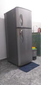 un frigorifero in acciaio inossidabile in cucina di VILLA No34 HIKKADUWA a Hikkaduwa